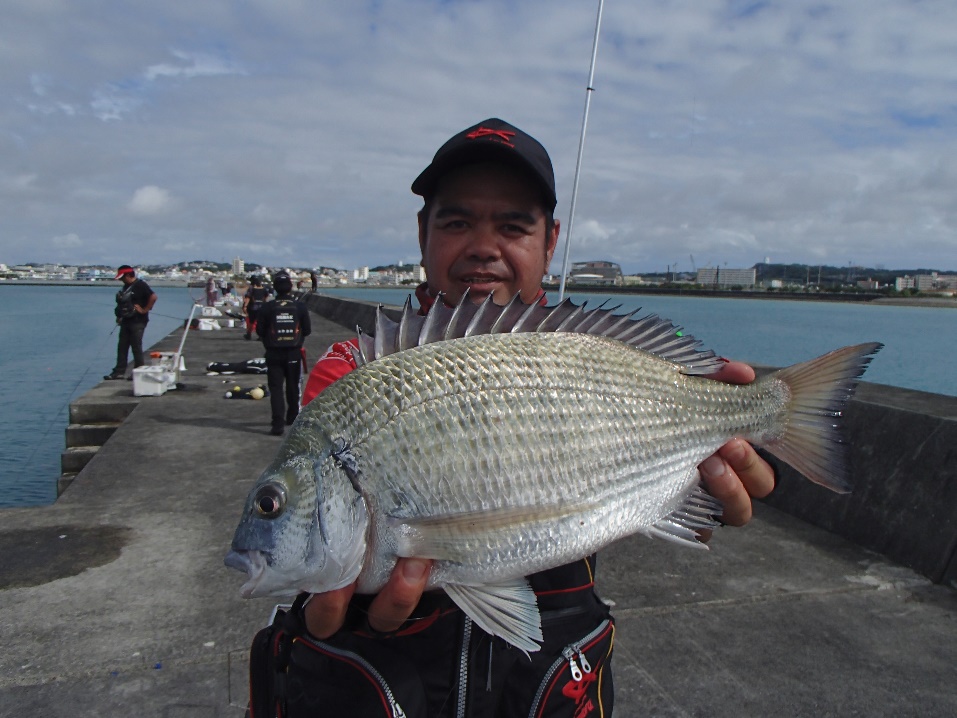 沖縄２良型チヌを釣り上げ準優勝した大田インストラクター