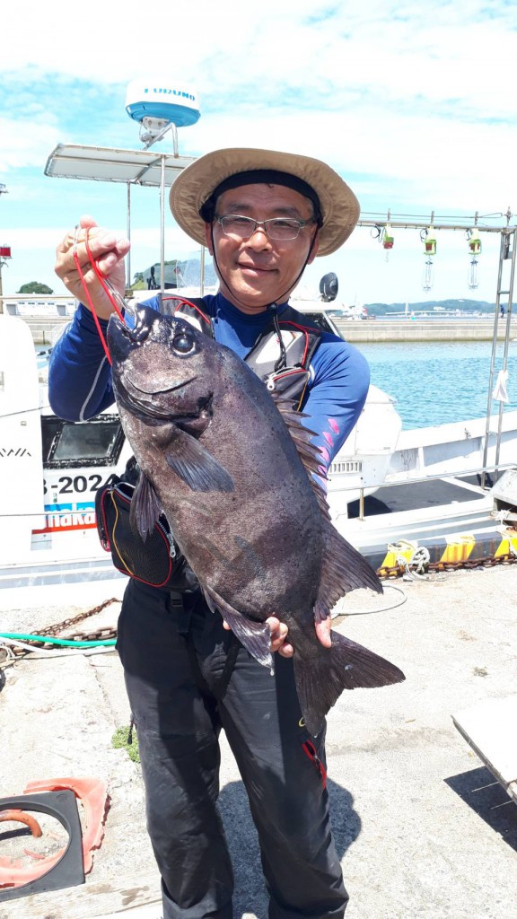 ②久しぶりに60㎝超を手にしてニンマリの私。この一帯は夏場でも大物の実績が高いので、暑さ対策をして果敢にチャレンジしています。