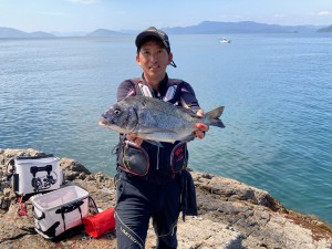 2枚潮でも全層沈め釣りで気持ちよくラインが走りました。井上④