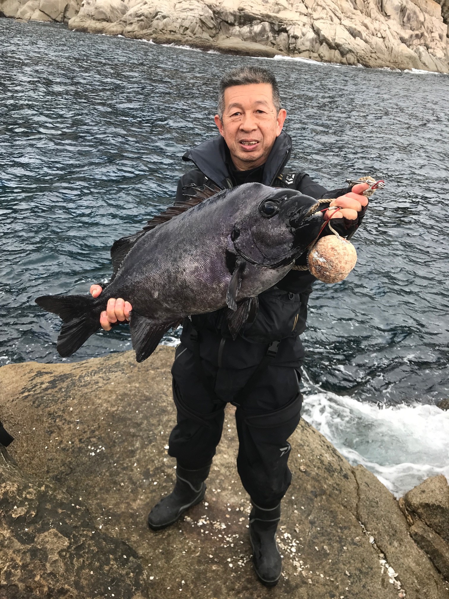 愛用の石師魂で72㎝の金字塔！ 鹿児島県大隅半島内之浦 黒島 ／レポート 坂元孝司（石鯛酔狂会） - ウキのキザクラ